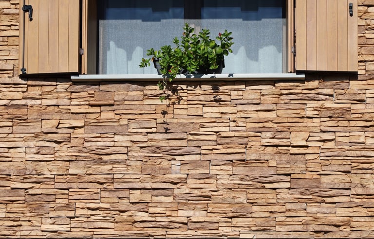 External wall covering made of striped stacked slabs of natural brown rocks